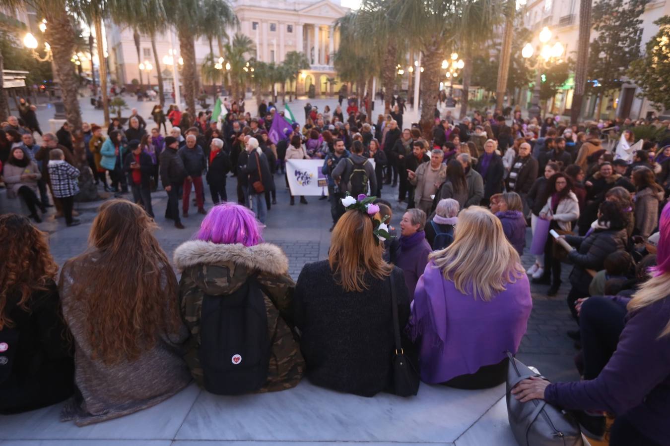 Colectivos feministas claman «por sus derechos» en la plaza de San Juan de Dios